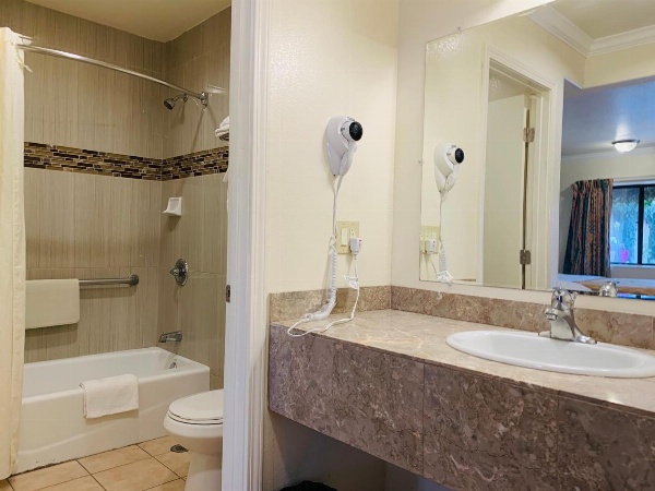 Monterey Oceanside Inn image 2